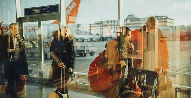 Voyageurs qui vont prendre un vtc à l'aéroport de Nice.