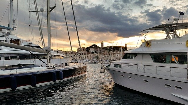 Photographie du port de Cannes au coucher de soleil.