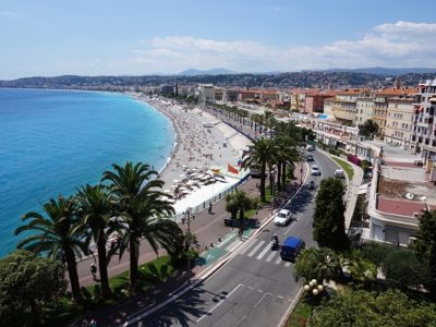 Vue sur la mer Méditerranée et la Promenade des Anglais à Nice.