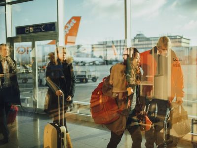 Voyageurs qui vont prendre un vtc à l'aéroport de Nice.