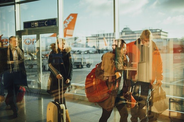 Voyageurs qui vont prendre un vtc à l'aéroport de Nice.