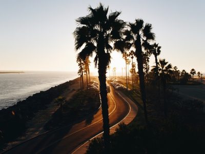 Route de la Côte d'Azur au coucher du soleil.