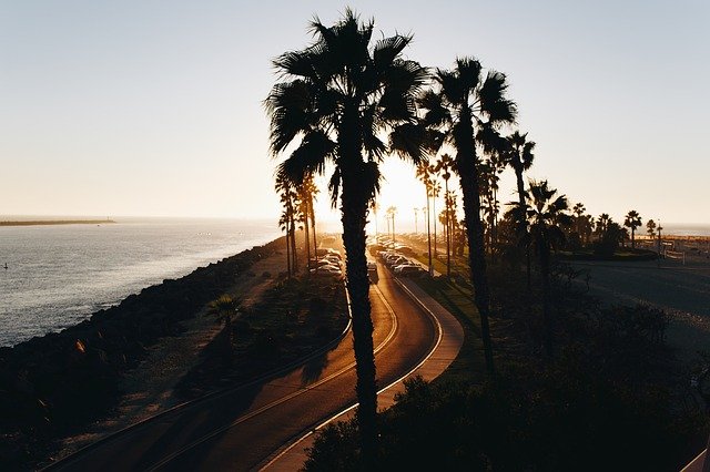 Route de la Côte d'Azur au coucher du soleil.