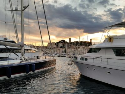 Photographie du port de Cannes au coucher de soleil.