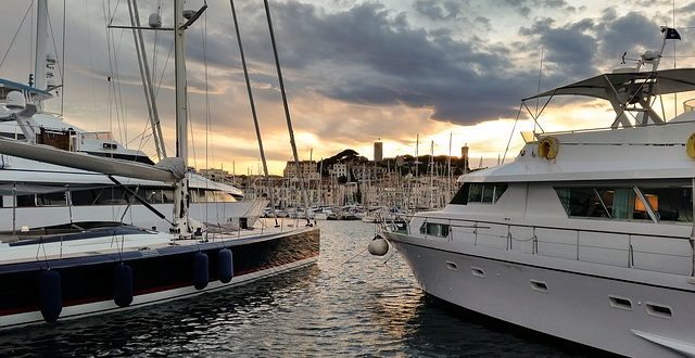 Photographie du port de Cannes au coucher de soleil.