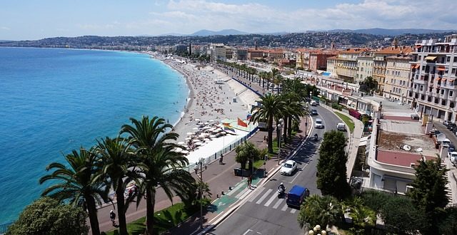 Vue sur la mer Méditerranée et la Promenade des Anglais à Nice.