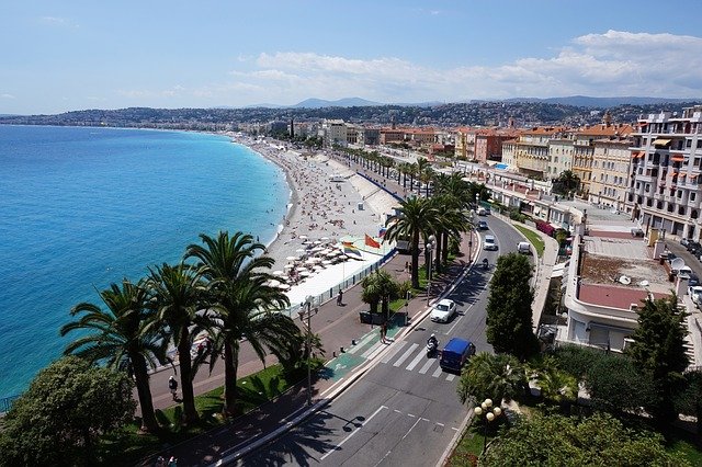 Vue sur la mer Méditerranée et la Promenade des Anglais à Nice.