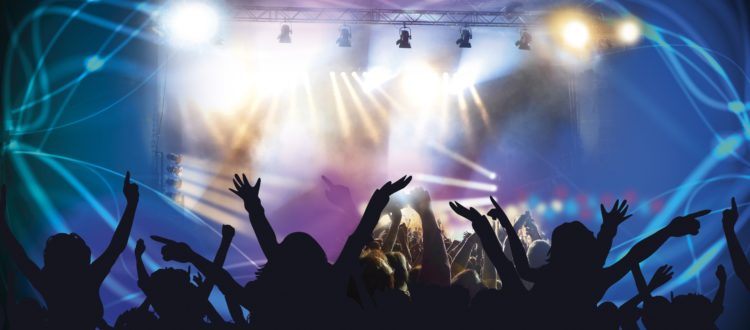 Foule qui danse pendant un concert.