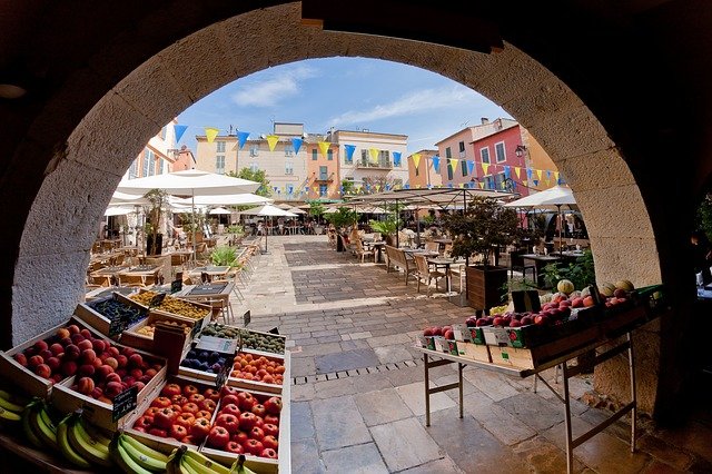 Le marché d'un village de la Côte d'Azur.